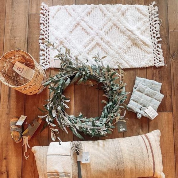 Threshold Diamond Embossed Tasseled Woven Bath Rug White 20 x 36” - Picture 4 of 6